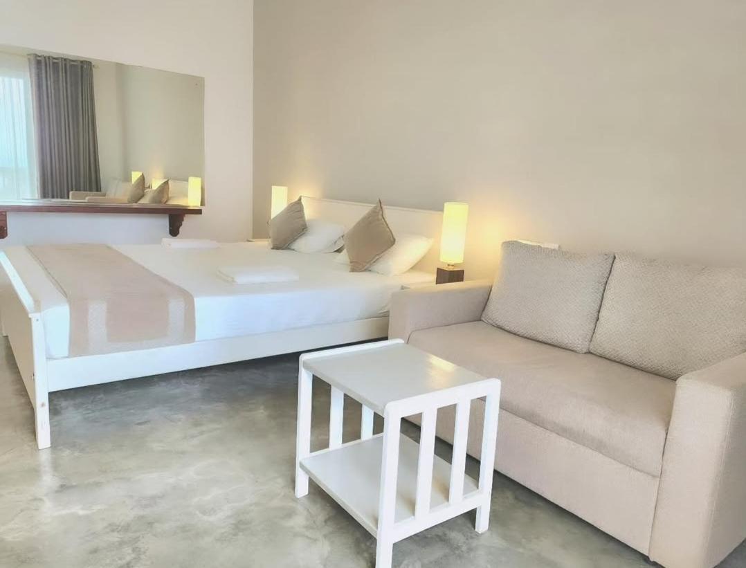 Hotel Blue Note Hikkaduwa Bagian luar foto